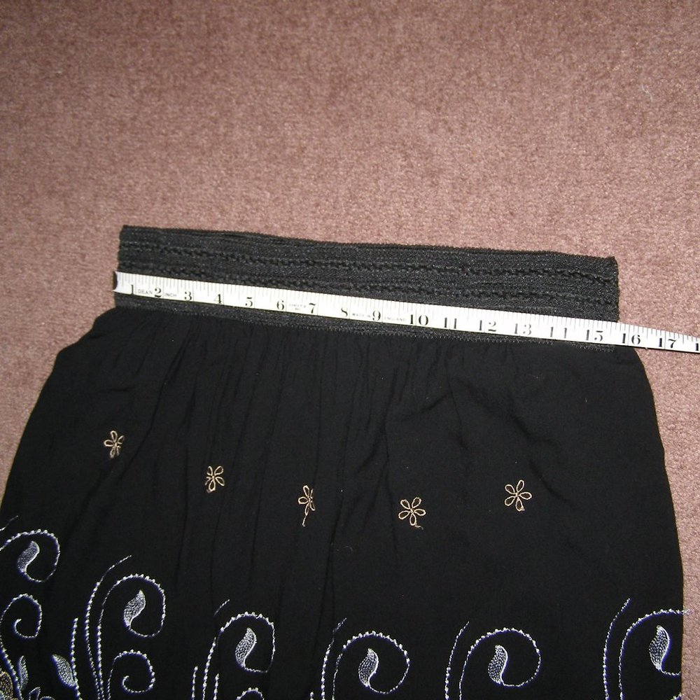 🌹 NEW size L/XL 10-12 Black Skirt with Floral Embroidered design - Picture 11 of 13